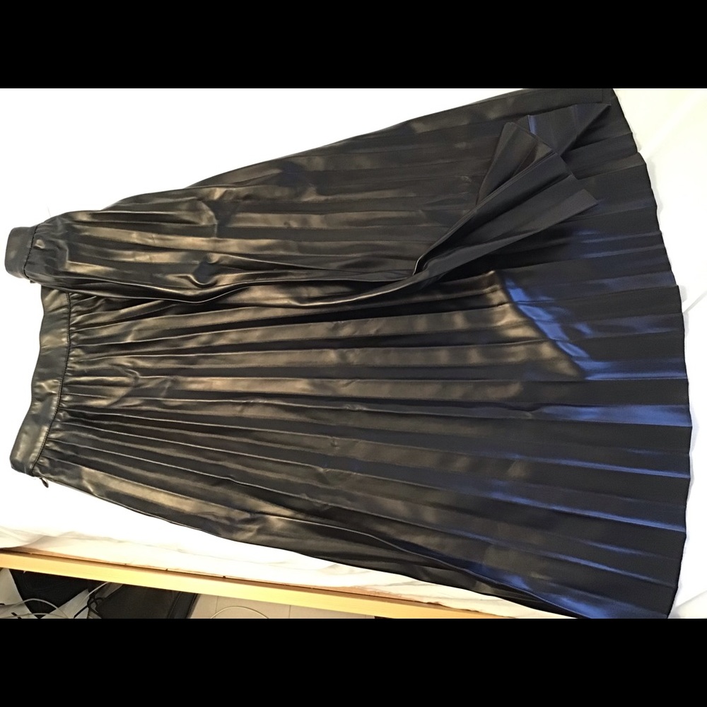 Pleated faux leather skirt - Picture 3 of 5